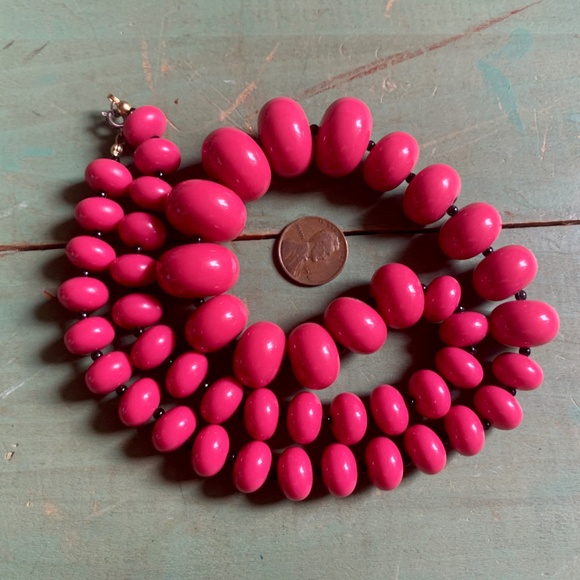 💕 70's Pink Bead Necklace, Pink Square Post & Pink Triangle Clip On Earrings💕 - Picture 9 of 10